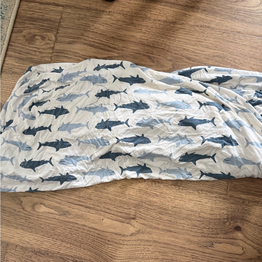 Shark kickee crib sheet